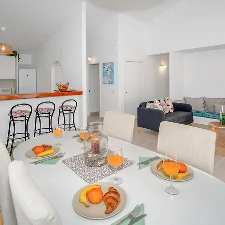 Newly Refurbished In Prime Location *